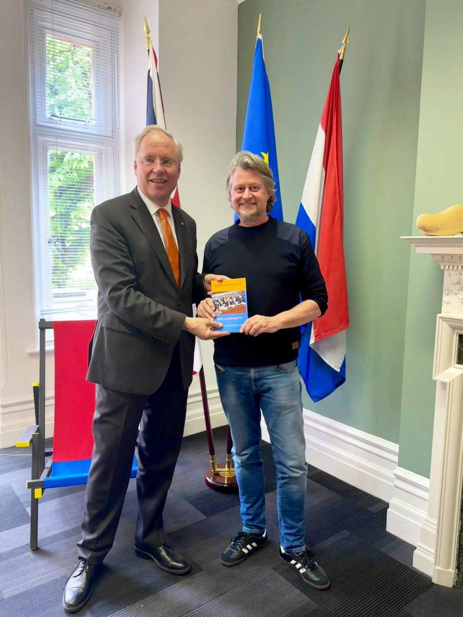 Pleasure to receive a copy of “Wat bezielt de Engelsen” by its author @JochemWijnands about traveling in the UK, meeting people, trying to better understand them. Gave him my book in return ;-)