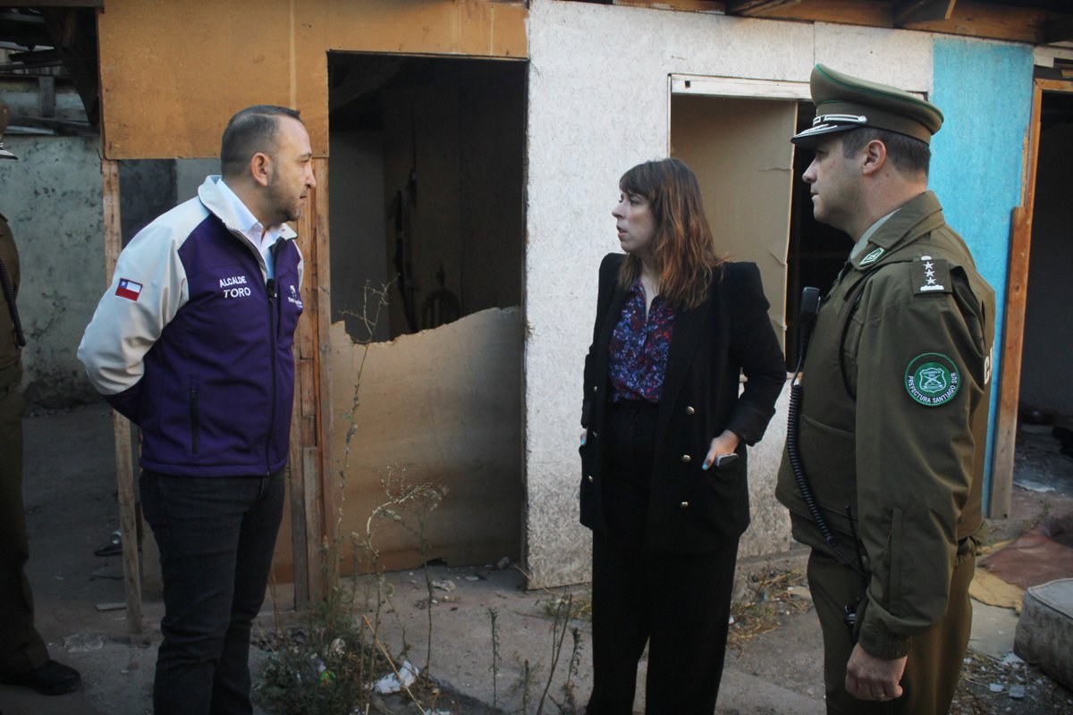 Desde San Ramón, la delegada presidencial @contimartinez y el alcalde @GustavoToroSR encabezaron la demolición de un inmueble tomado que se utilizaba para la venta de drogas. Una acción concreta para dar más seguridad a los vecinos de La Bandera y enfrentar la impunidad.