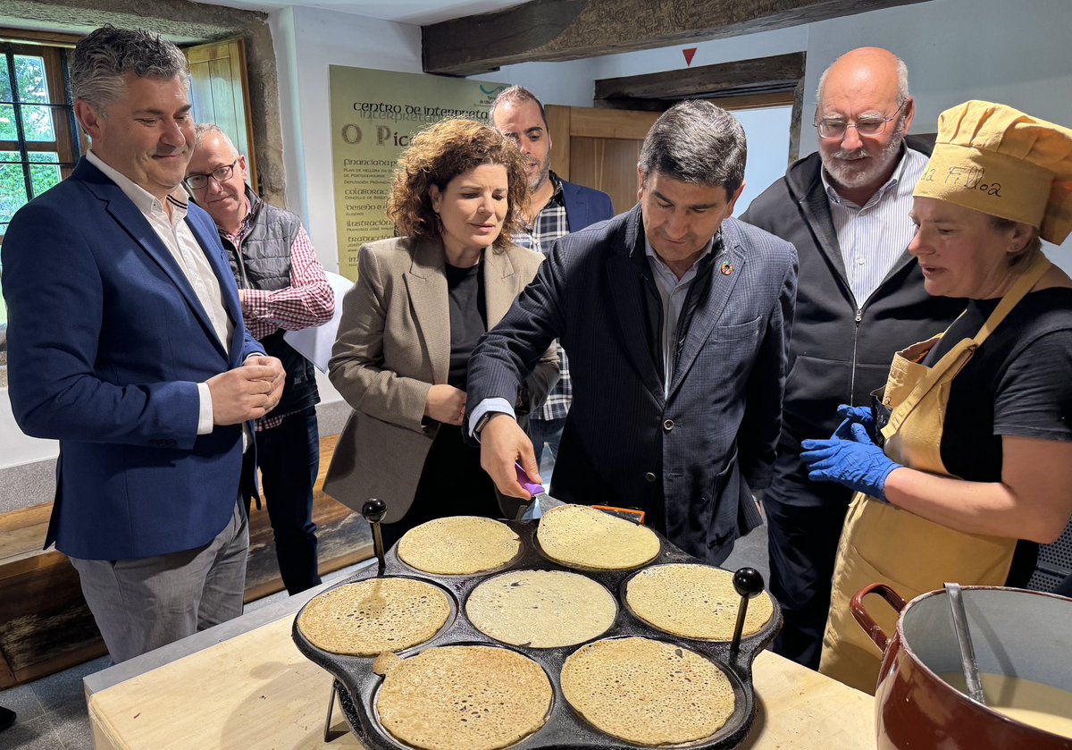 blancolobeiras's tweet photo. Isabel e Matilde representan o compromiso coa tradición dun pobo enteiro, o de #Lestedo, que vén de ser recoñecido polo @TurismoEspGob como Festa de Interese Turístico Nacional.
Quero felicitar á veciñanza de @Boqueixonc pola súa implicación, facendo medrar a Festa da Filloa. https://t.co/MOfbLToz6S