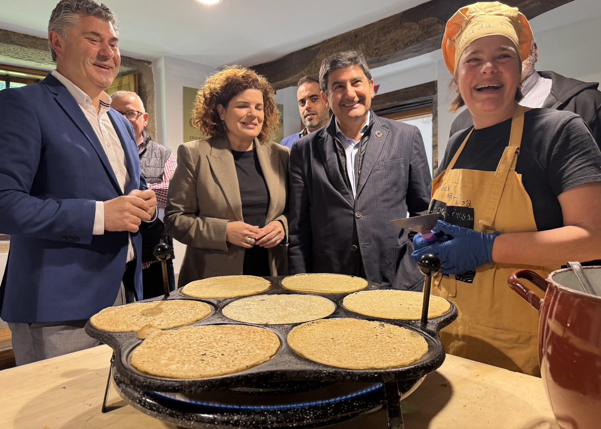 blancolobeiras's tweet photo. Isabel e Matilde representan o compromiso coa tradición dun pobo enteiro, o de #Lestedo, que vén de ser recoñecido polo @TurismoEspGob como Festa de Interese Turístico Nacional.
Quero felicitar á veciñanza de @Boqueixonc pola súa implicación, facendo medrar a Festa da Filloa. https://t.co/MOfbLToz6S