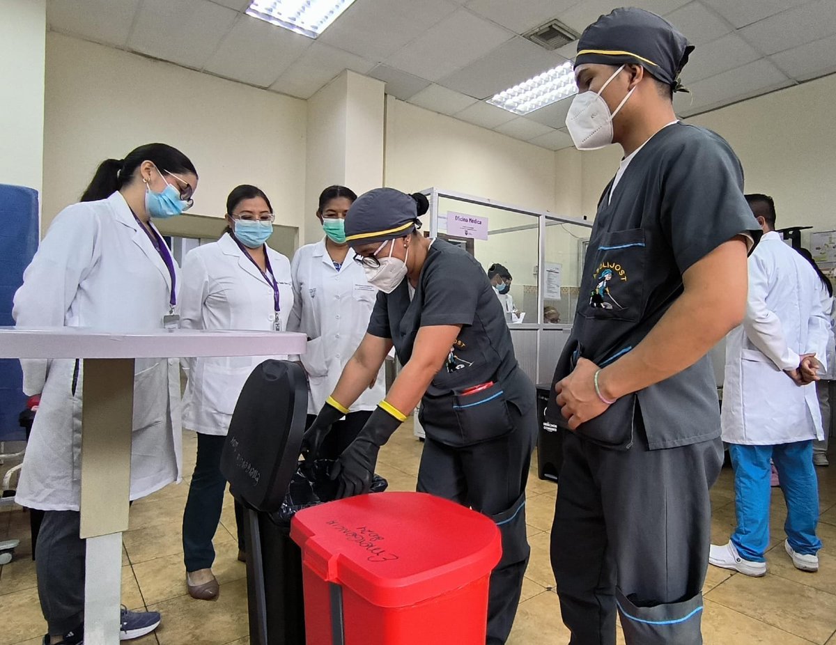 HInfectologia's tweet photo. #ElNuevoEcuador | Gestión de Calidad junto a Control   de Infecciones de nuestro 🏥, monitorean la ✔️recepción, ✔️reemplazo y ✔️uso de los contenedores utilizados en los diferentes servicios, para la eliminación de desechos sanitarios infecciosos y comunes. https://t.co/xK5454HQ7t