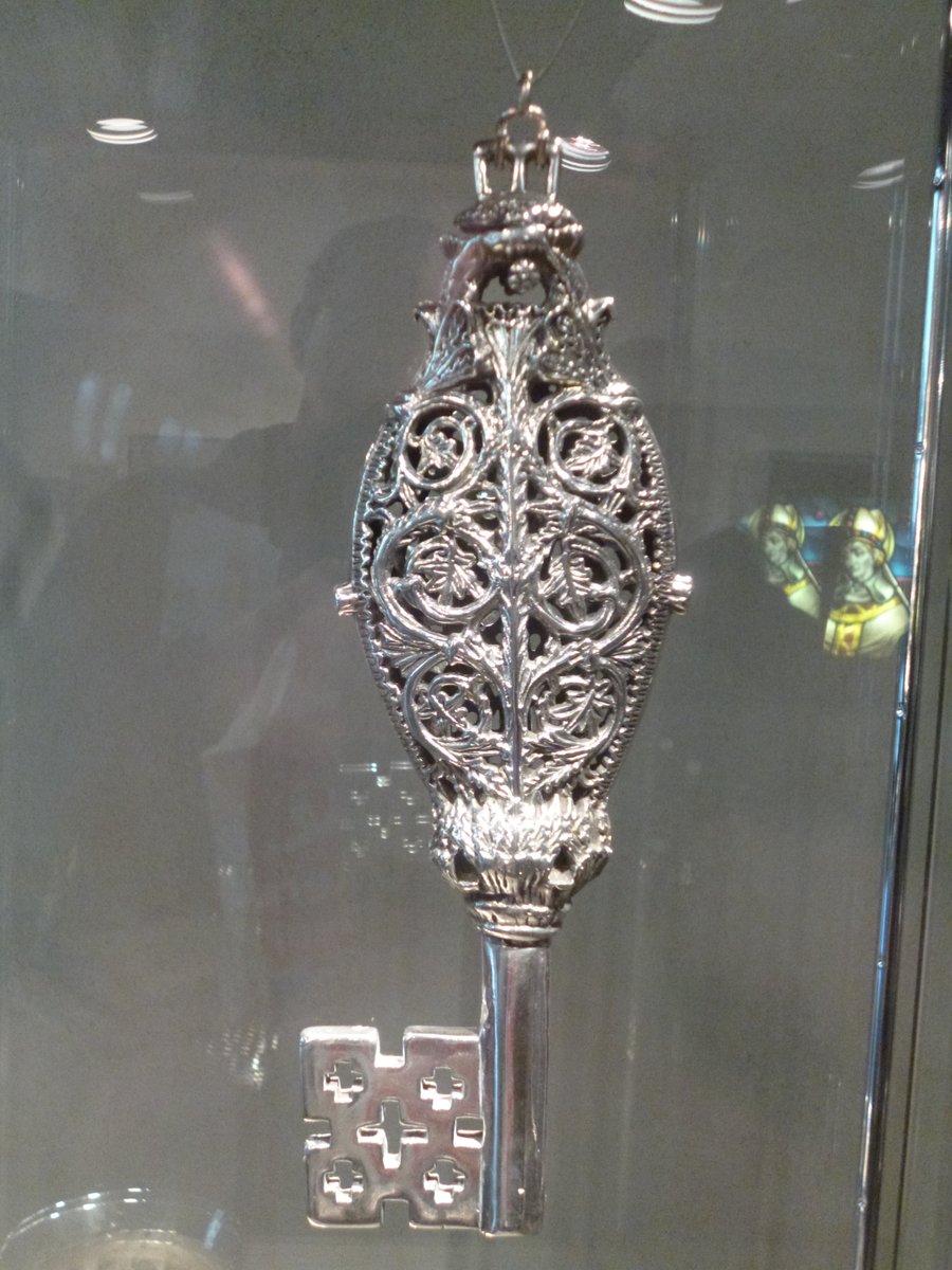 A wonderful Carolingian object I don't see celebrated enough - the so-called Key of St Servatius in Maastricht. Silver, early 9th century. Glorious! Picture my own. nl.wikipedia.org/wiki/Sleutel_v…