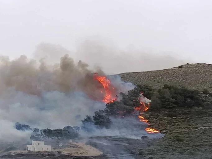 Α very big #wildfire broke out this afternoon in the Island of #Paros #Greece. As we speak, firefighters are trying to put it out but failing due to extreme circumstances. Disasters have started, and it's not even summertime - this is #climatecrisis in progress.