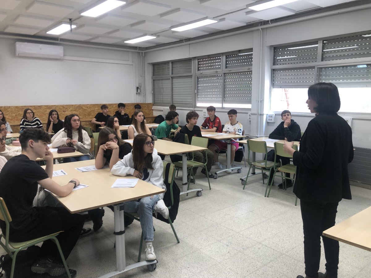 bernatelferrer's tweet photo. El12 d’abril, la directora general d’Anàlisi i Prospectiva Econòmica de la Generalitat, @marta_curto, va fer una sessió d’Economia Financera amb l’alumnat de l'institut.
L’activitat es va dur a terme en el marc del programa Economia Financera per a les Escoles de Catalunya #EFEC. https://t.co/dSdQSTmb7q