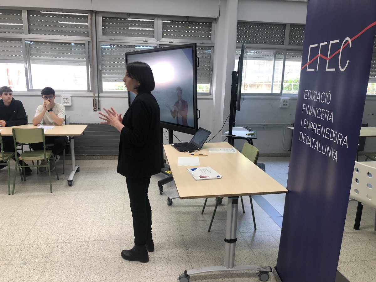 bernatelferrer's tweet photo. El12 d’abril, la directora general d’Anàlisi i Prospectiva Econòmica de la Generalitat, @marta_curto, va fer una sessió d’Economia Financera amb l’alumnat de l'institut.
L’activitat es va dur a terme en el marc del programa Economia Financera per a les Escoles de Catalunya #EFEC. https://t.co/dSdQSTmb7q