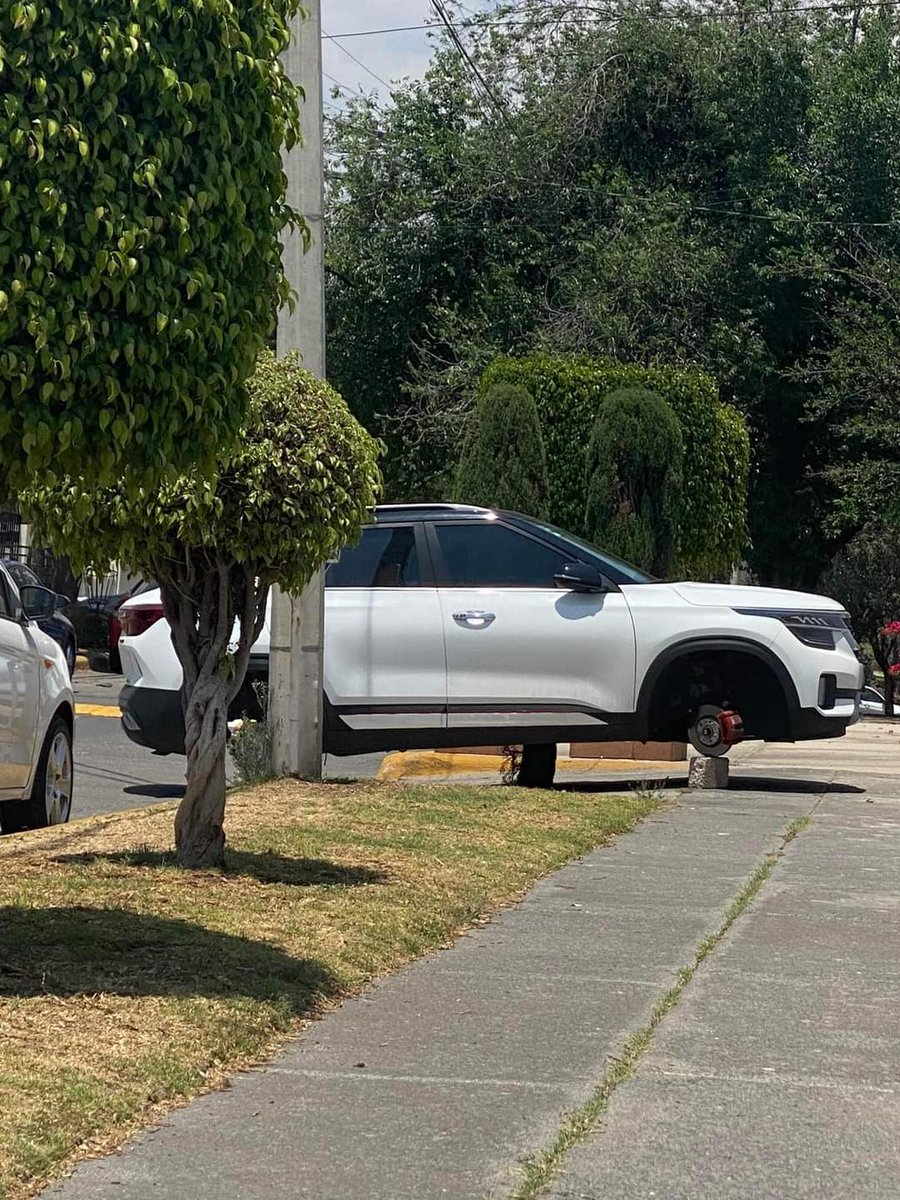 En tabiques dejan vehículo en Satélite en #NaucalPAN. Así la #Inseguridad en el 2do municipio con mayor percepción de #Inseguridad en todo #México

#ElPANdeCadaDia

@GobNau @PoliciaNau @SS_Edomex @C5Edomex