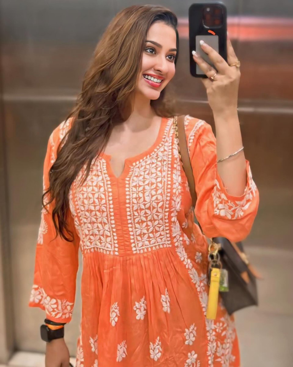 She is like a Rose. She comes in different shades of mood but never fail to attract our life. #EsshanyaMaheshwari #Esshanya @Esshanya_ @esshanya_s 🏵🧡💐