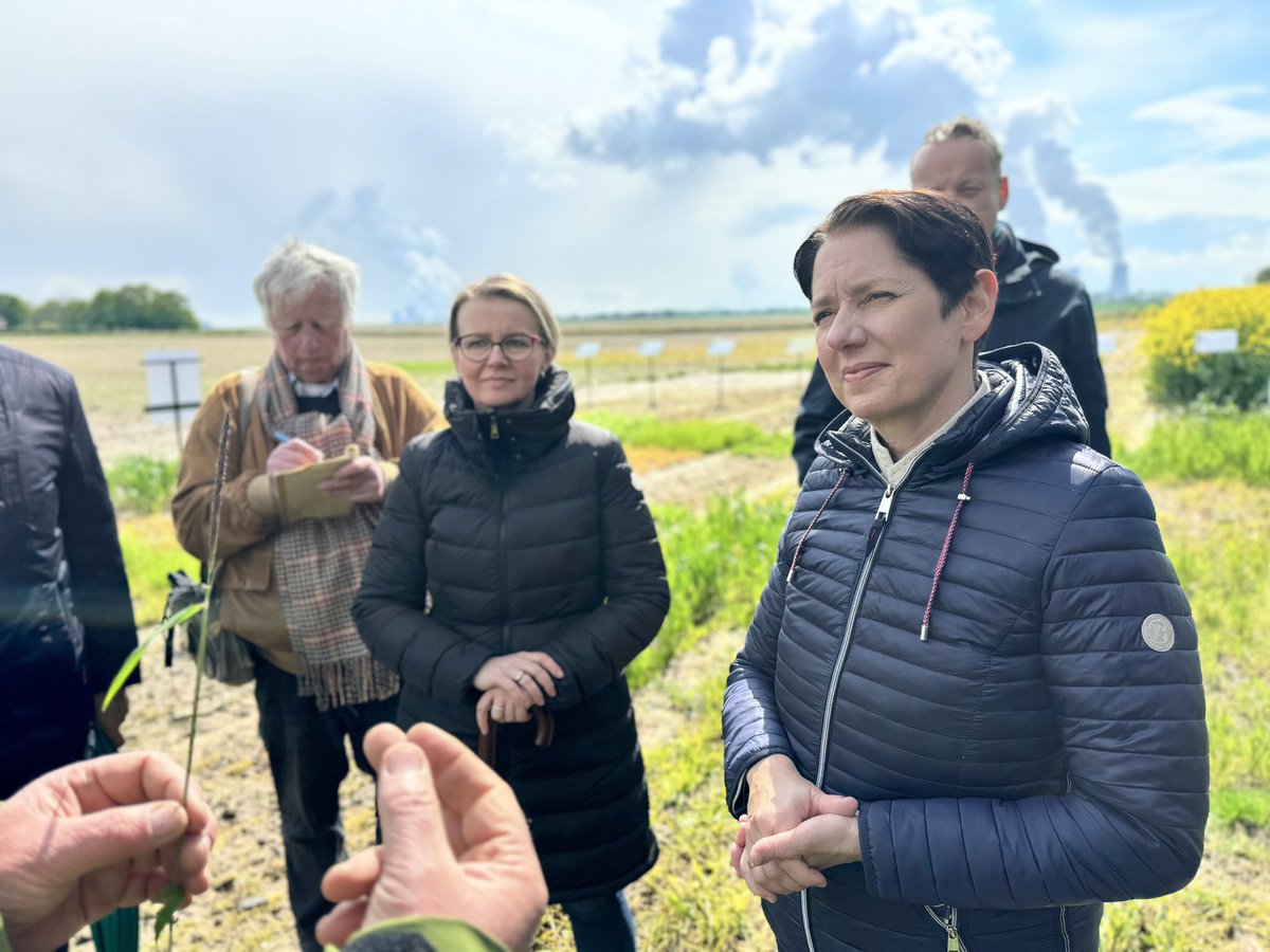 Nachhaltige Landwirtschaft: Auf dem Damianshof in Rommerskirchen informierte sich Ministerin Gorißen über das #ForwardFarm-Konzept von Bayer CropScience. Hier werden mit externen Experten wie Naturschutzorganisationen konkrete landwirtschaftliche Maßnahmen entwickelt & umgesetzt.