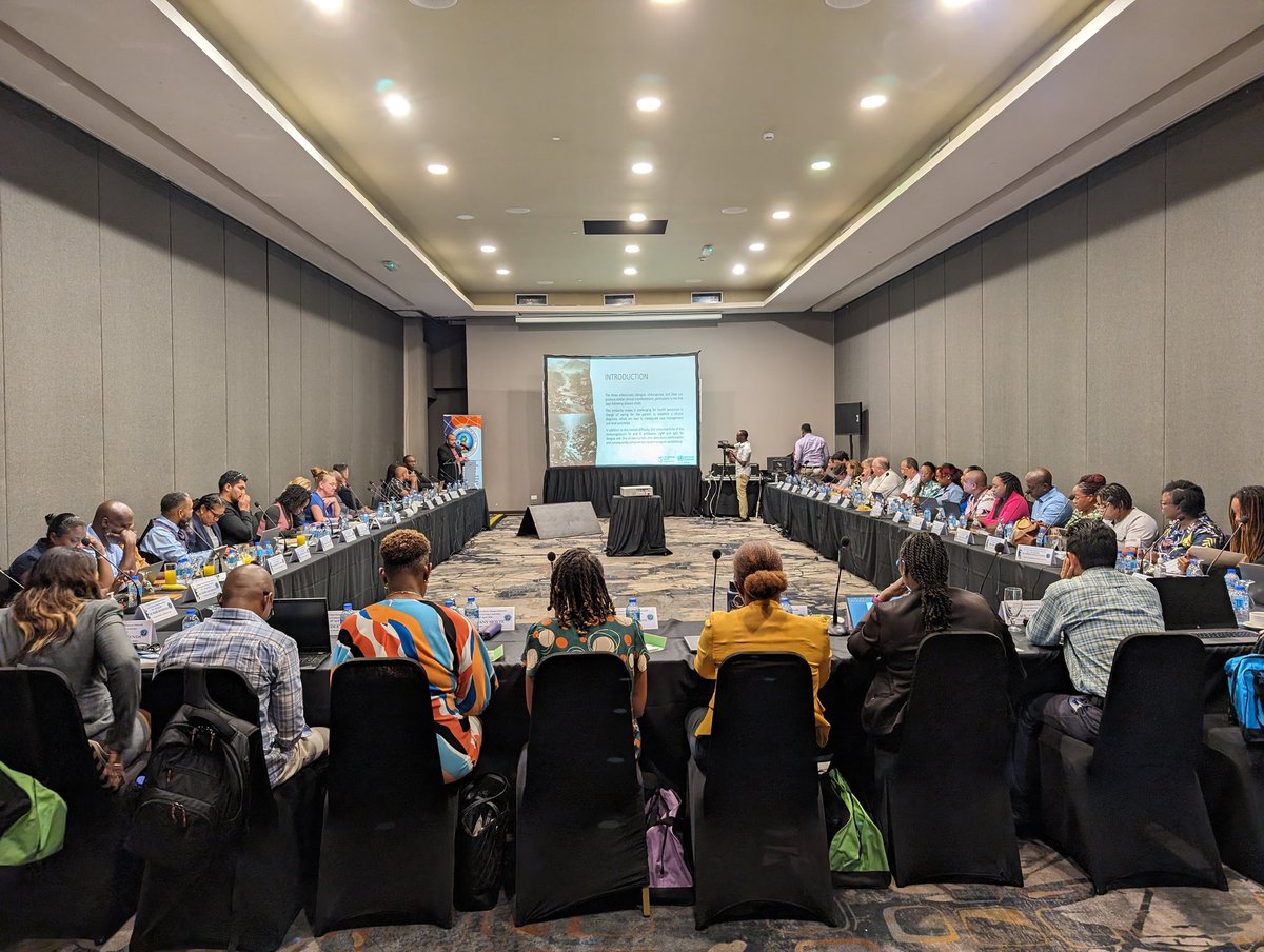 #Breastfeeding should NOT be stopped if a mother is suspected or confirmed for #Zika, based on <a href="/pahowho/">PAHO/WHO</a> guidelines for Arbovirus Case management - Dr. Barahona, an infectious disease expert &amp; a temporary Advisor to <a href="/pahowho/">PAHO/WHO</a> presented in <a href="/CARPHA1/">Caribbean Public Health Agency (CARPHA)</a> CariVecNet meeting. <a href="/PAHOCaribbean/">PAHO-WHO Caribbean</a>