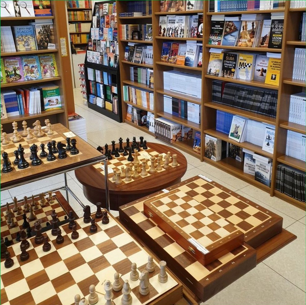 🎙 #podcast 

Se in Italia dici "negozio di scacchi" pensi quasi sicuramente a "Le due Torri" di Bologna. Ma come si gestisce un negozio di scacchi? Come si fa a farlo crescere? Ne abbiamo parlato con Claudio Selleri. Buon ascolto!
👇
open.spotify.com/episode/7FxmCD…