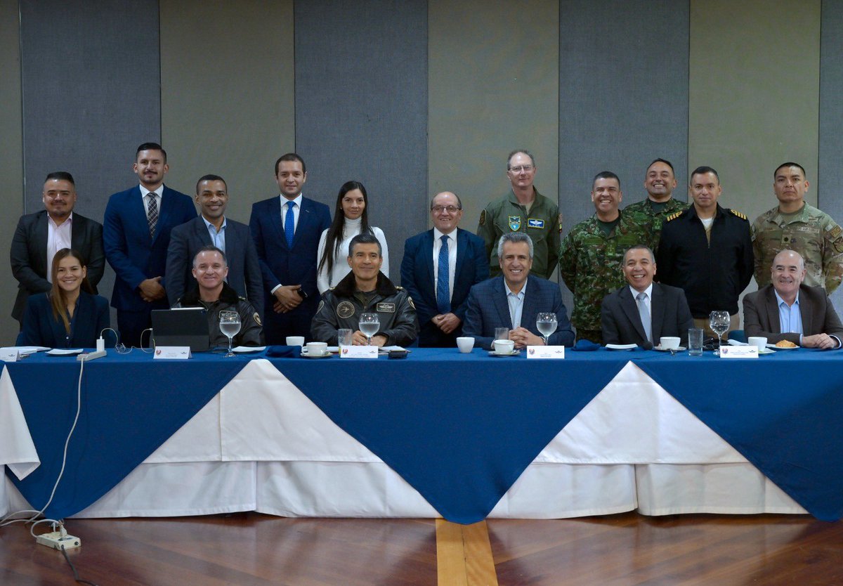 Juntos por el progreso de la Alta Guajira: El Gobierno Nacional lidera una mesa de trabajo para avanzar en la construcción del aeródromo, promoviendo la asociatividad comunitaria y el turismo social. Con la participación clave de @MinInterior, @MinTransporteCo, @FuerzaAereaCol,