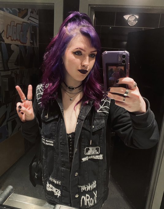 selfie from my night out in Camden 🕸️🖤 https://t.co/ezOOiemjnZ