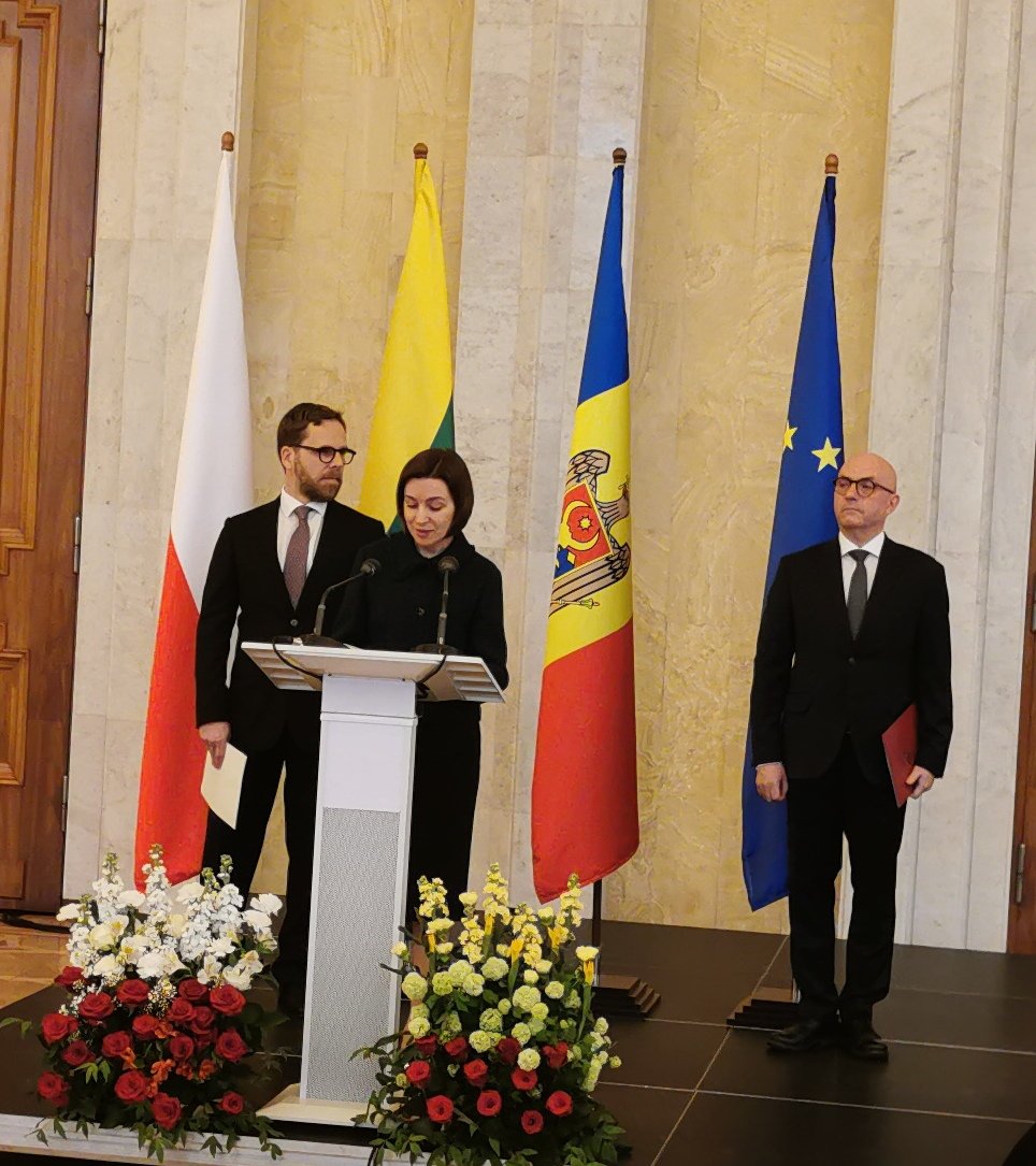 Prezydent Mołdawii @sandumaiamd w towarzystwie ambasadorów Polski i Litwy przemawia na uroczystości z okazji rocznicy Konstytucji 3 Maja w Kiszyniowie