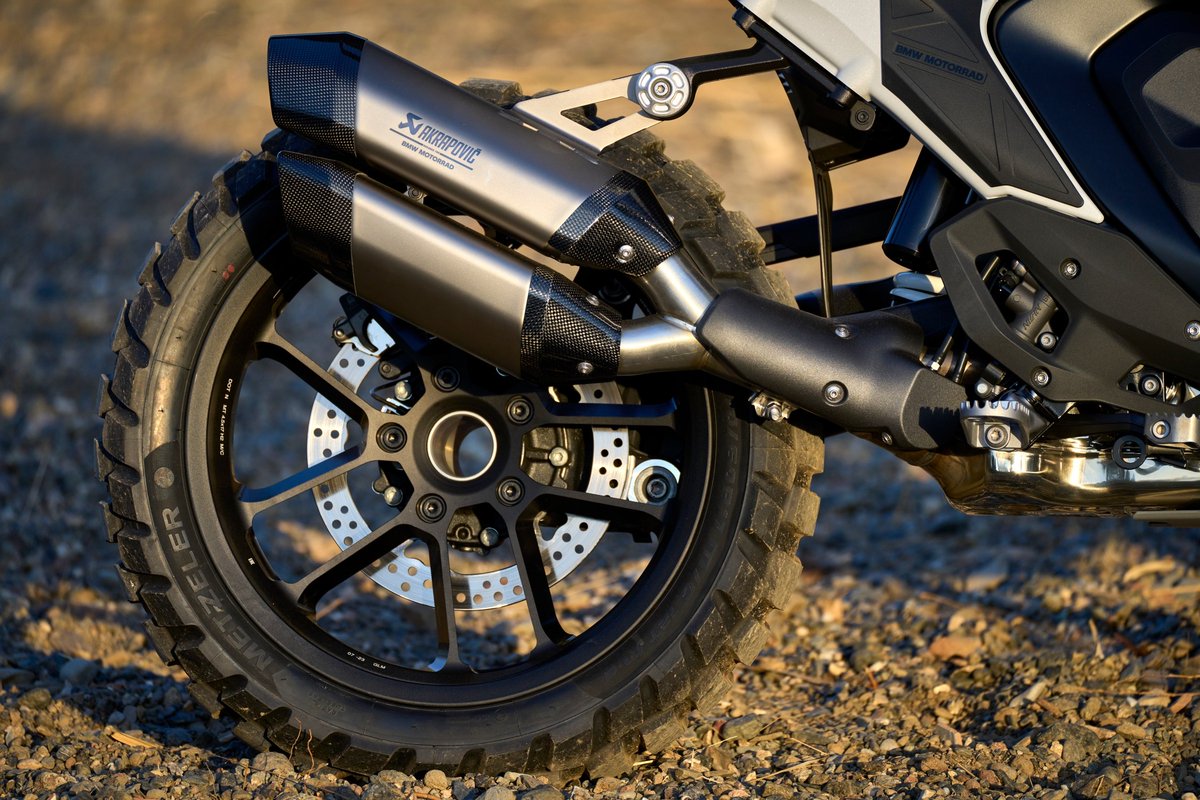 The new  BMW R1300GS exhaust system is made entirely of stainless steel, works according to the 2-in-1 principle,which means it is designed for optimum output and torque with lesser weight than the previous exhaust system on the GS 1250.
#R1300GS_ke
#SpiritOfGS