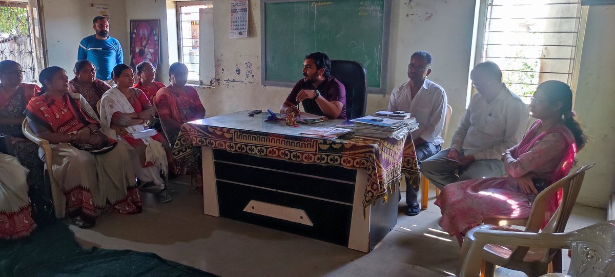 vacchraj's tweet photo. આજ રોજ નારાયણનગર ગામે ચુનાવી પાઠશાળા કાર્યક્રમ અંતર્ગત લોકો ને મતદાન જાગૃતિ અંગે સમજૂત કરી, વધુ મતદાન કરે તે અંગે શપથ લેવાડાવા મા આવ્યા. @CollectorAmr @CMOGuj @ddoamreli @Lathitcm @mamlathi @sdmlathi @tcmamreli https://t.co/dbx6rWW3Hv