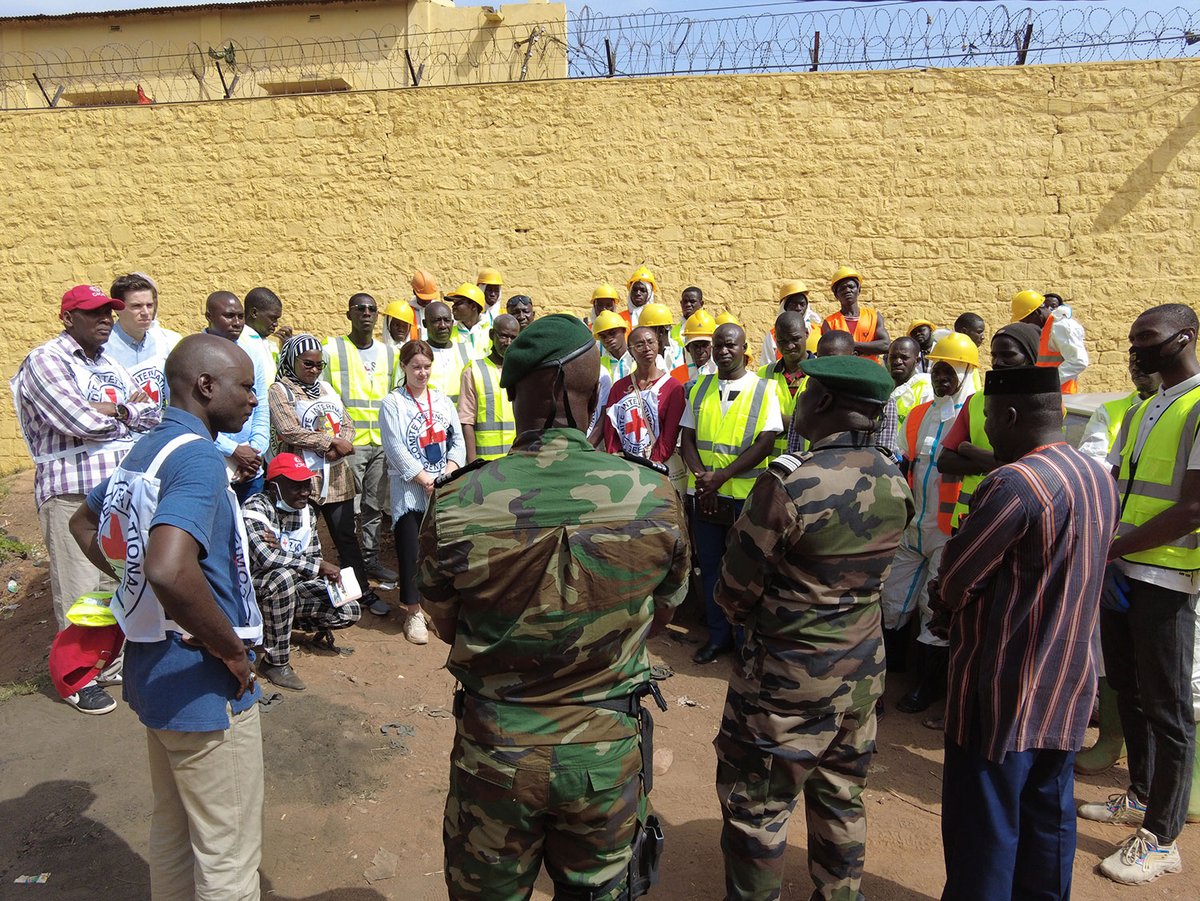 CICR_Mali's tweet photo. #JourDeLaTerre🌍ce 22 avril, la #DNAPES & le @CICR_Mali ont lancé 1⃣ semaine de salubrité 🧹à la Maison Centrale d'Arrêt de #Bamako afin d'améliorer les conditions d'hygiène & santé.
Depuis 33 ans, nous soutenons les autorités🇲🇱 dans l'amélioration des conditions de détention ❤️ https://t.co/cvciqDRzSQ