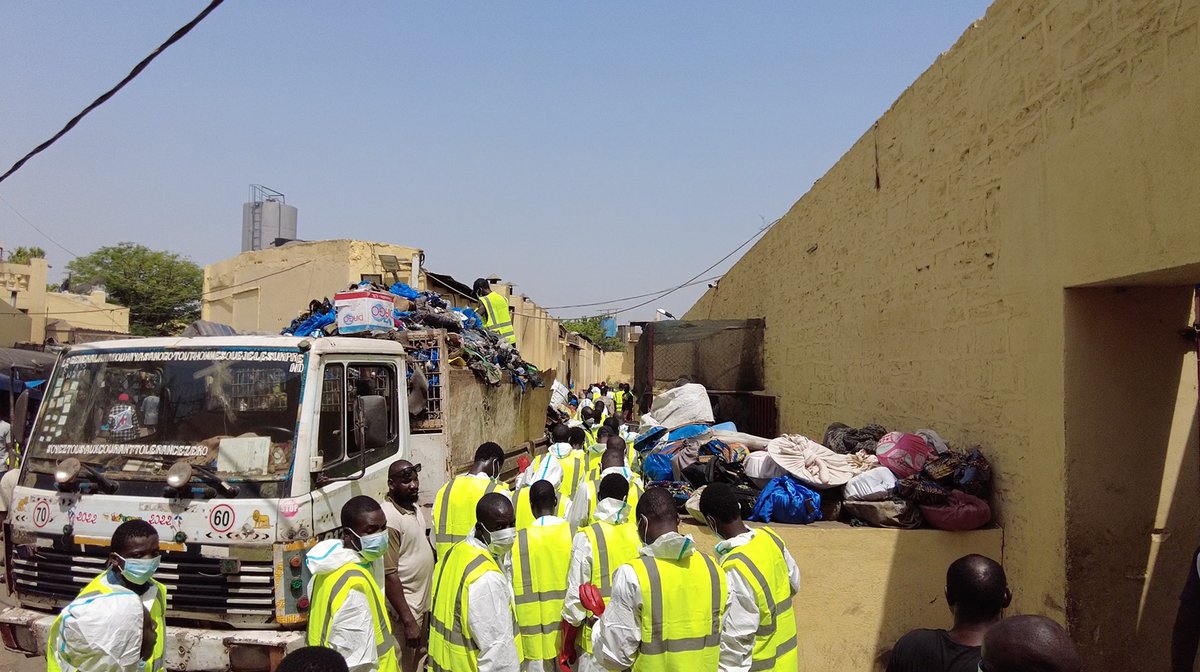 CICR_Mali's tweet photo. #JourDeLaTerre🌍ce 22 avril, la #DNAPES & le @CICR_Mali ont lancé 1⃣ semaine de salubrité 🧹à la Maison Centrale d'Arrêt de #Bamako afin d'améliorer les conditions d'hygiène & santé.
Depuis 33 ans, nous soutenons les autorités🇲🇱 dans l'amélioration des conditions de détention ❤️ https://t.co/cvciqDRzSQ