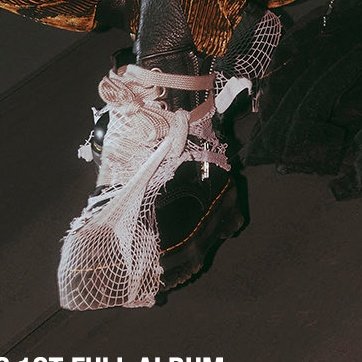 the details is really insane from the face down to clothes to the platform shoes that even has a fishnet tied and over it.

wow... the details are really 🤘🏻🤘🏻