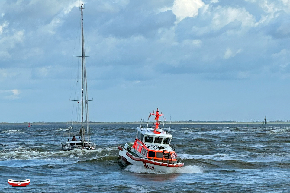 🚨 In Lebensgefahr zwischen #Juist & #Norderney: Vier Briten 🇬🇧 sind mit ihrer Segelyacht ⛵️ im Seegatt festgekommen. In der Brandung wurde ihr Boot schwer beschädigt, Wasser drang ein. 💦 Einsatz für die #Seenotretter! Details auf der #DGzRS-Website: ➡️ seenotretter.de/aktuelles/seen…