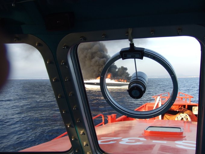 Un incendio puede hacernos abandonar la embarcación en un corto plazo. Te contamos como actuar ante un incendio en el siguiente enlace: bit.ly/2OeKpLE #Seguridadnáutica #Riesgos0