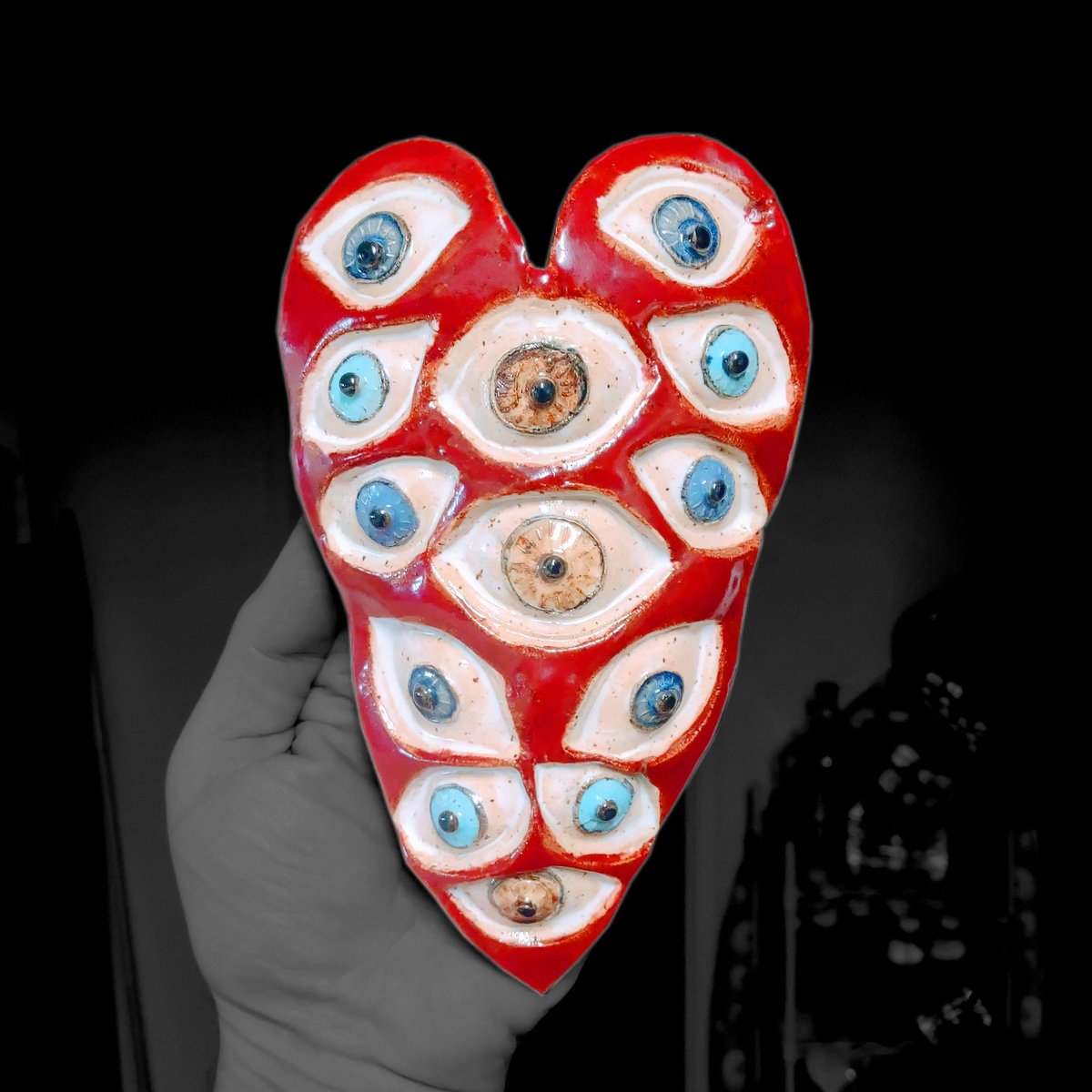 aberrantceramic's tweet image. Thirteen Eyed Heart 
aberrantceramics.etsy.com/listing/165521…
For use as a wall hanging or as an amulet. 
You can carry it in front of you as a shield to ward off eye contact. 
#eyecontact #heart #wallart #ceramicartist #ArtistsOfTwitter
