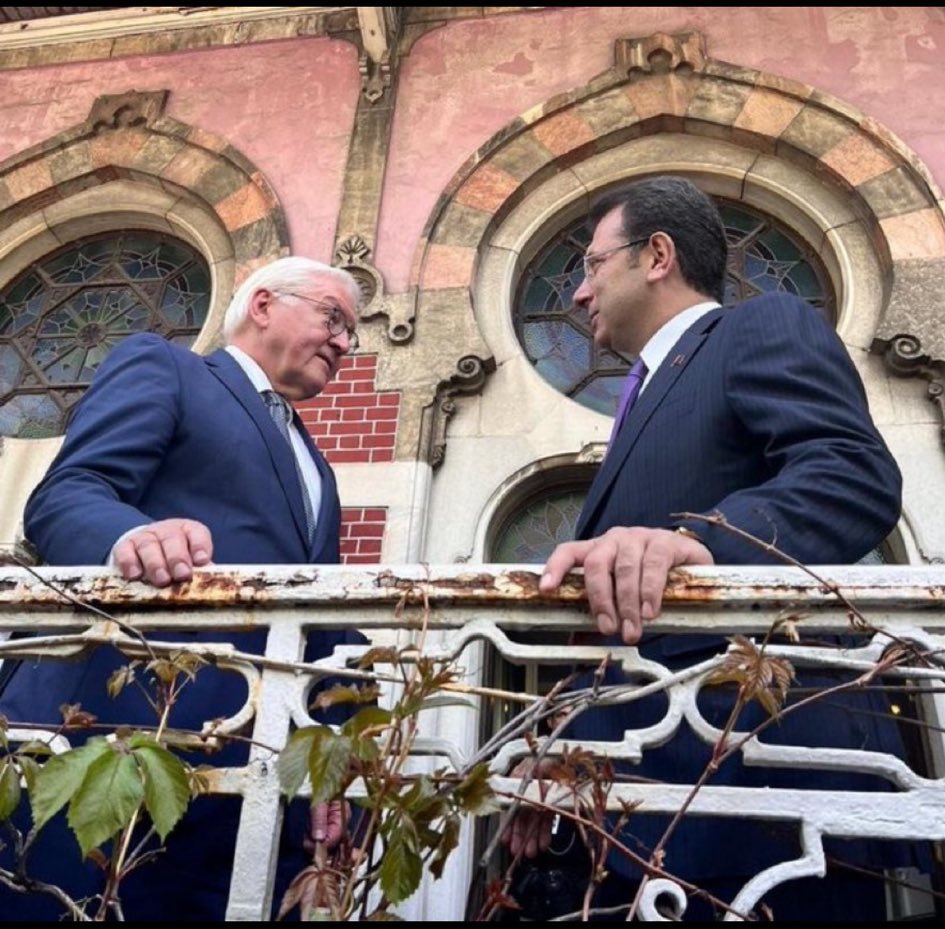 Adam olanlar 100 yıl önce satılan peşkeş çekilen vatan toprağının peşinde, Musul'un, Kerkük'ün peşinde. Diğerleri de dedeleri gibi sömürge valiliği peşinde ...