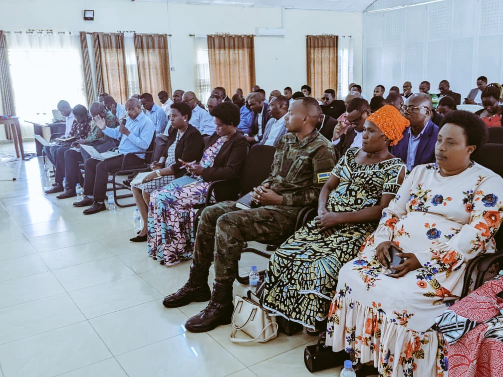 None Guverineri <a href="/DushimimanaL/">Dushimimana Lambert</a> n'itsinda ayoboye baje mu Karere ka #Rusizi mu isuzuma ry'aho akarere kageze gashyira mu bikorwa imihigo 2023-2024 n'imihigo ya #Mutimawurugo.Nyuma yo kugezwaho ishusho y'ibyakozwe bakomereje kureba aho ibikorwa byakorewe.