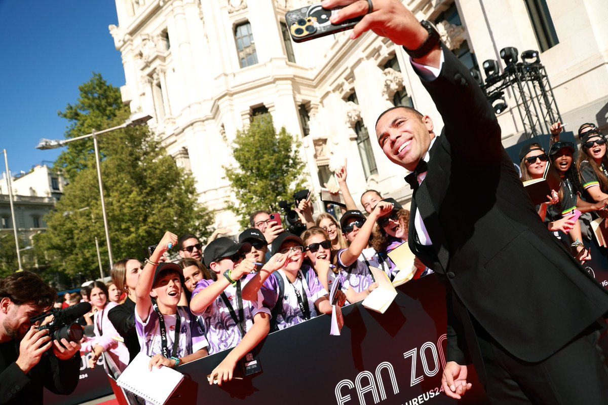 🤳 at the @KiaEspana Fan Zone 

All smiles for Laureus Academy Member Bryan Habana

#Laureus24