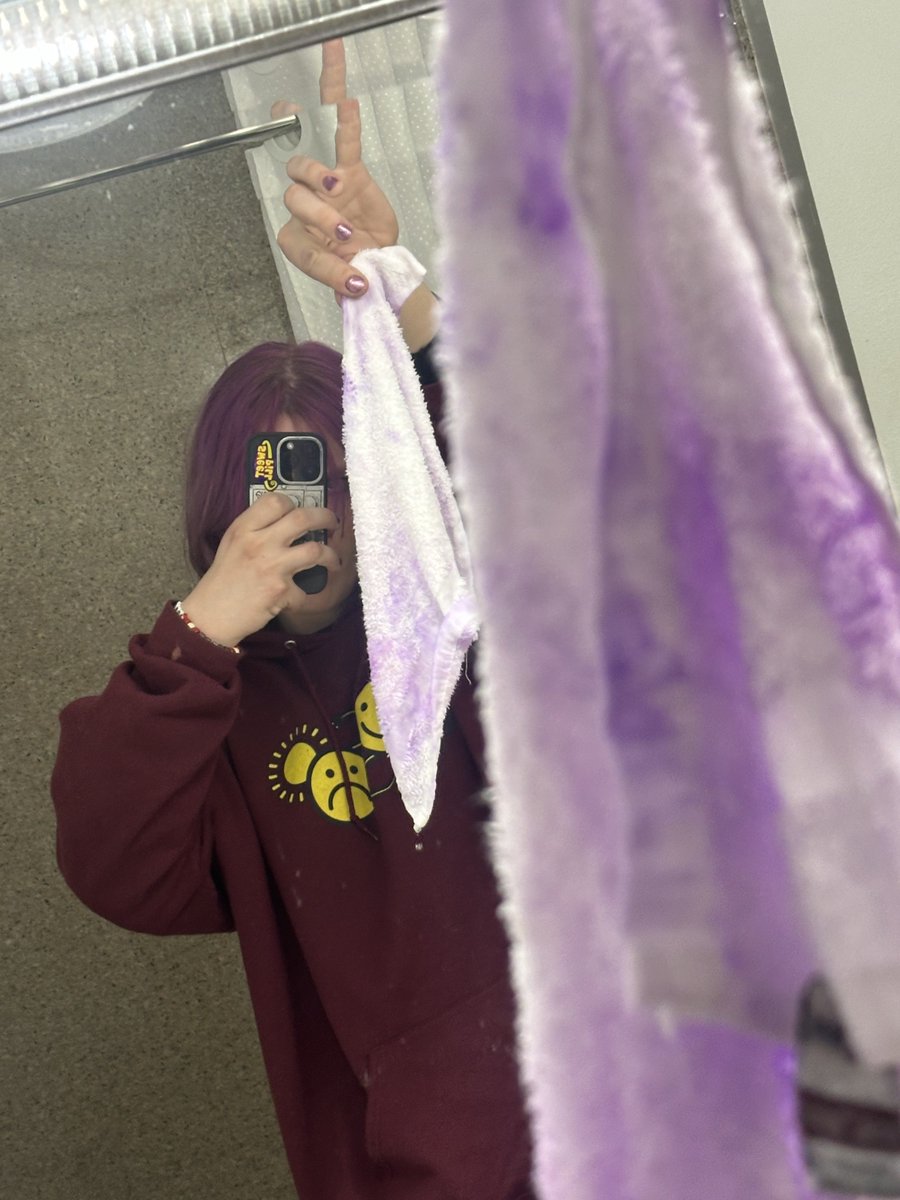 just dyed my hair in the hotel bathroom 
the hilton’s towels are stained grimace from the times i dyed my hair 🥲

hey can someone lmk if tonight is sold out (sweetpill.net) 😅😉😘