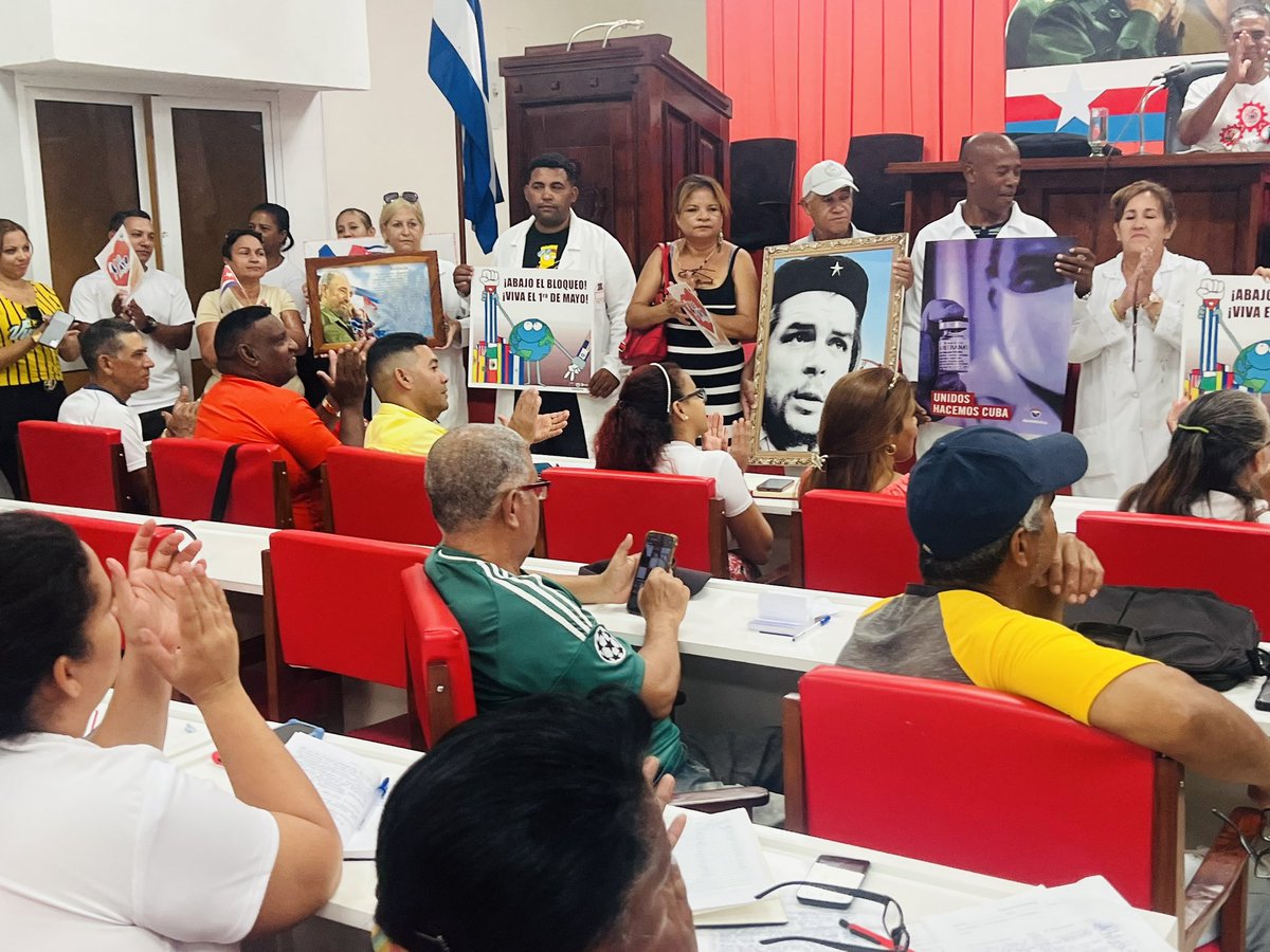 Hoy una representación del Sector de la Salud en la #ProvinciaGranma realizamos un asalto al Gobierno Provincial donde se estaba realizando un seminario de la ANIR con su presidente nacional. #PrimeroDeMayo #PorCubaJuntosCreamos @YudelkisORtizB