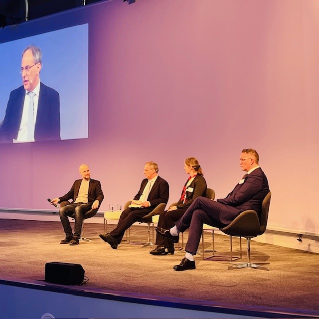 Wo liegen die Wertschöpfungspotenziale für KI? @uwe_cantner im intensiven Austausch mit Digitalisierungsminister Alexander Schweitzer, KI-Prof Barbara Hammer und Gründer Jonas Andrulis auf dem Forschungsgipfel in Hannover. 👉 lnkd.in/e8GHvwwz