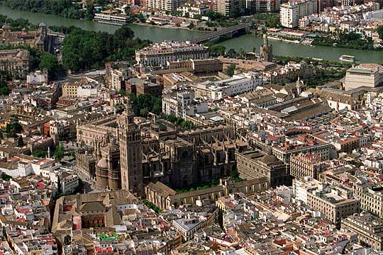 Es #Sevilla la del serrín en lo bares y las gitanas con el romero. La del afilador por sus calles y la de los Nazarenos. La de sus flores de Abril con sus gitanas y sus flamencos, la ciudad más bonita del mundo a la que pertenezco.