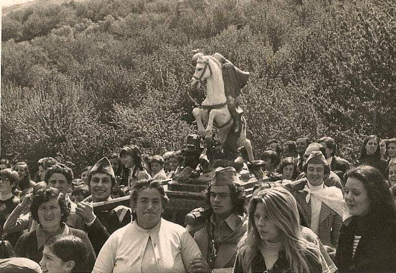 Mañana se celebra en Navaconcejo la festividad de San Jorge, patrón del pueblo. Este día los quintos portan a San Jorge y al ramo con roscas en los alrededores de la ermita que se encuentra a las afueras de la localidad, en la ladera de la unbría. 
Foto de finales de los 70.