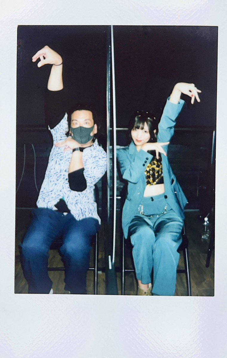 kmjoe_naijamon's tweet photo. ゴージャスな⁇ポーズと
女の子のドンペンみたいなヤツのヘアバン
今日はケガの人と年上に運転をまかせて
よく寝ました
…と正直に白状したら
『甘やかされてるなぁ( ・᷄-・᷅ )
きたえなおしてもらえ!( ・᷄д・᷅ )』
…叱られた
#バンもんSATC ツアー名古屋
#みゆちぃとツーチェキ
#MorePink https://t.co/APB2wboMmp