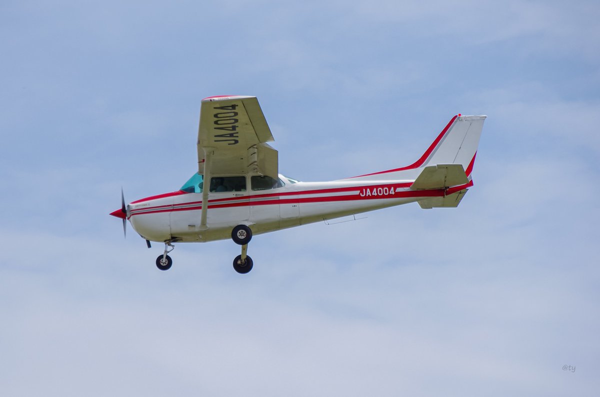 おはようございます。
県営名古屋空港に降りてくる、セスナ 172P スカイホークⅡ(JA4004)。エアフロントオアシス春日井での撮影です。
大型連休前で気が急いてしまいがちですが、気を付けていってらっしゃい(^^)/
#飛行機 
#エアフロントオアシス春日井 
#県営名古屋空港 
#セスナ 
#JA4004