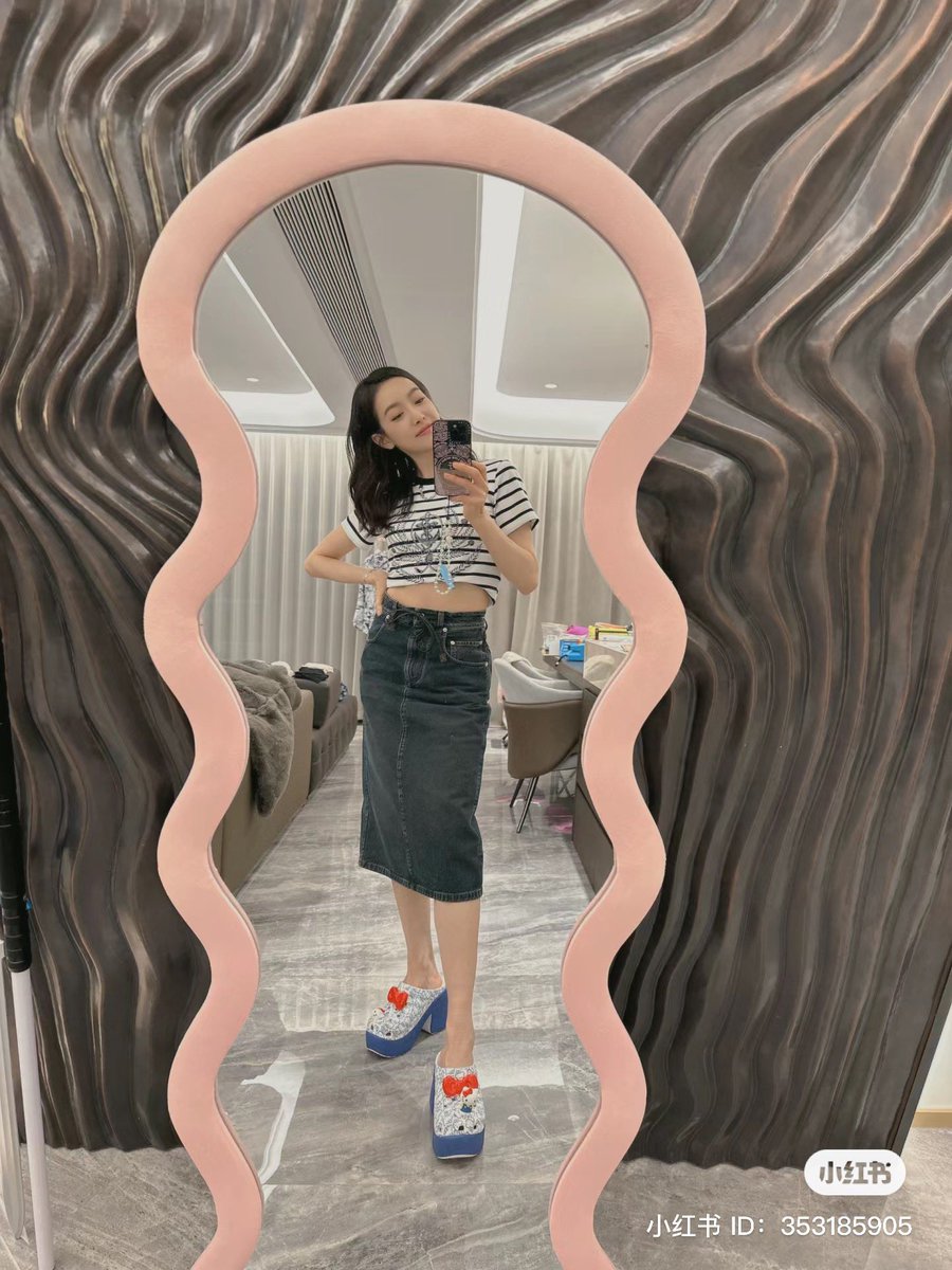 #VictoriaSong shares new snaps on Xiaohongshu

#songqian
