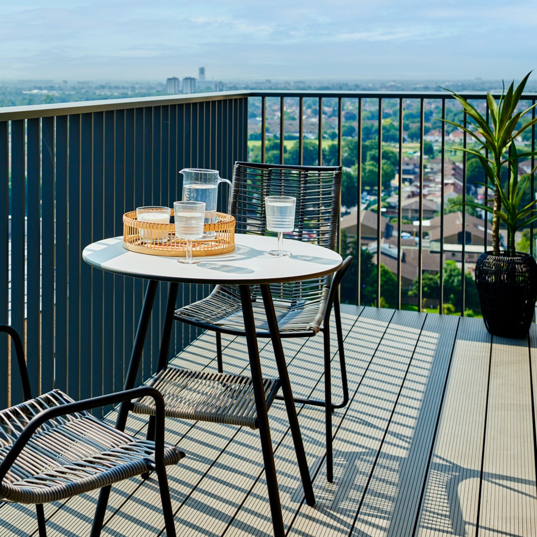 UncleLiving tweet media