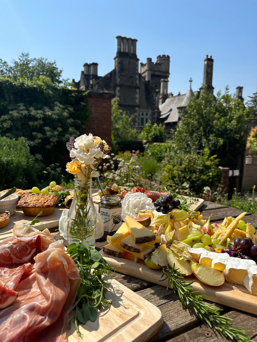 Calling all food vendors🌟 Are you a culinary wizard who loves delighting taste buds and making events unforgettable? We're looking for talented food vendors to join our roster for upcoming events and weddings! To apply or find out more, simply email enquiry@insolecourt.org