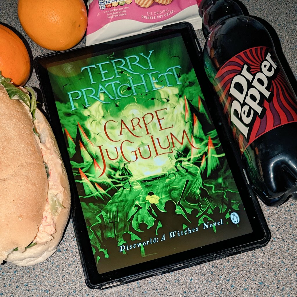 Back to work and back to #LunchtimeReading and the next #Discworld book for the #GreatPratchettReread!

It's everyone's favourite Witches versus vampires in Carpe Jugulum, by Sir Terry Pratchett

#Pratchett #WritingCommunity #BookTwitter