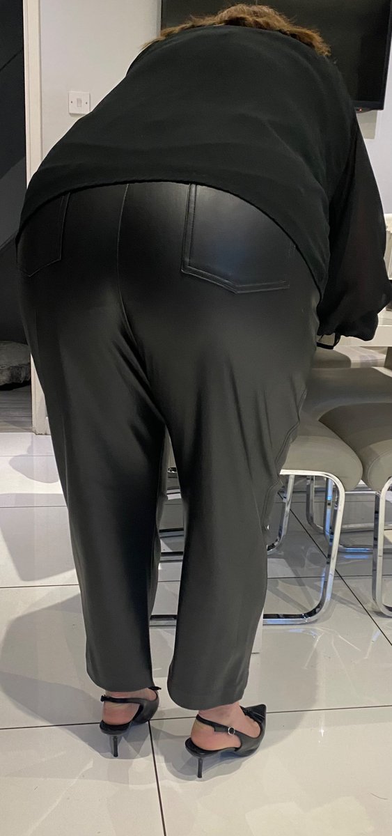 New leather trousers for the office today, not my normal tight fitting style but hopefully my arse still looks good in them. What do you think, fit or fat? 🤷🏼‍♂️
