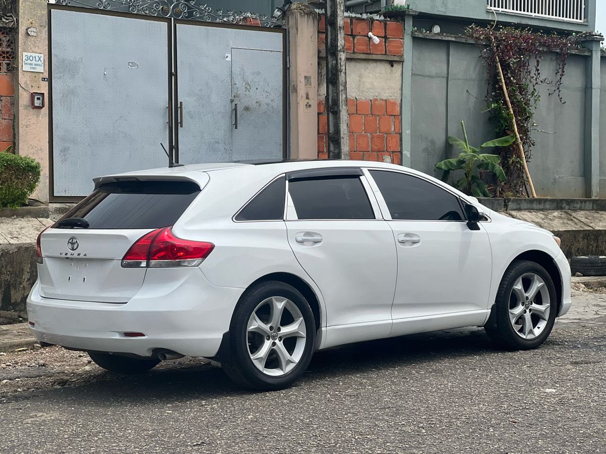 Hoooooooot deal!!🔥🔥🔥🔥🔥 Registered 2010 Toyota Venza XLE (V6) with Panoramic and Thumbstart ignition now available for 11 million naira only!! Location: Lagos Call/whatsapp: 07041468482