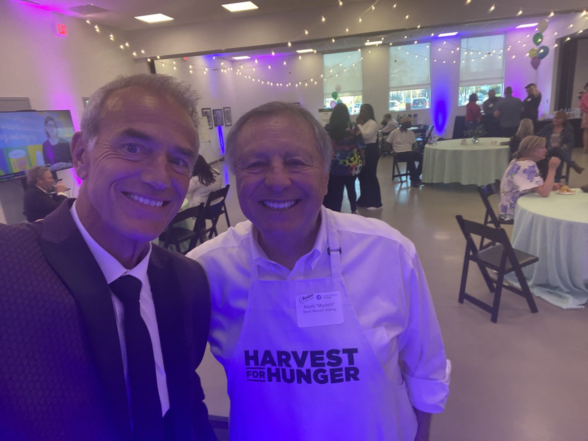 MunchCleveland's tweet photo. Truly this gent is a shining gem in the crown of #TheCLE! The unbelievable @MikePetrone1 performing at Market at the Food Bank at the @CleFoodBank. You may also enjoy him at Johnny’s Downtown. https://t.co/KFWN9jjKMd