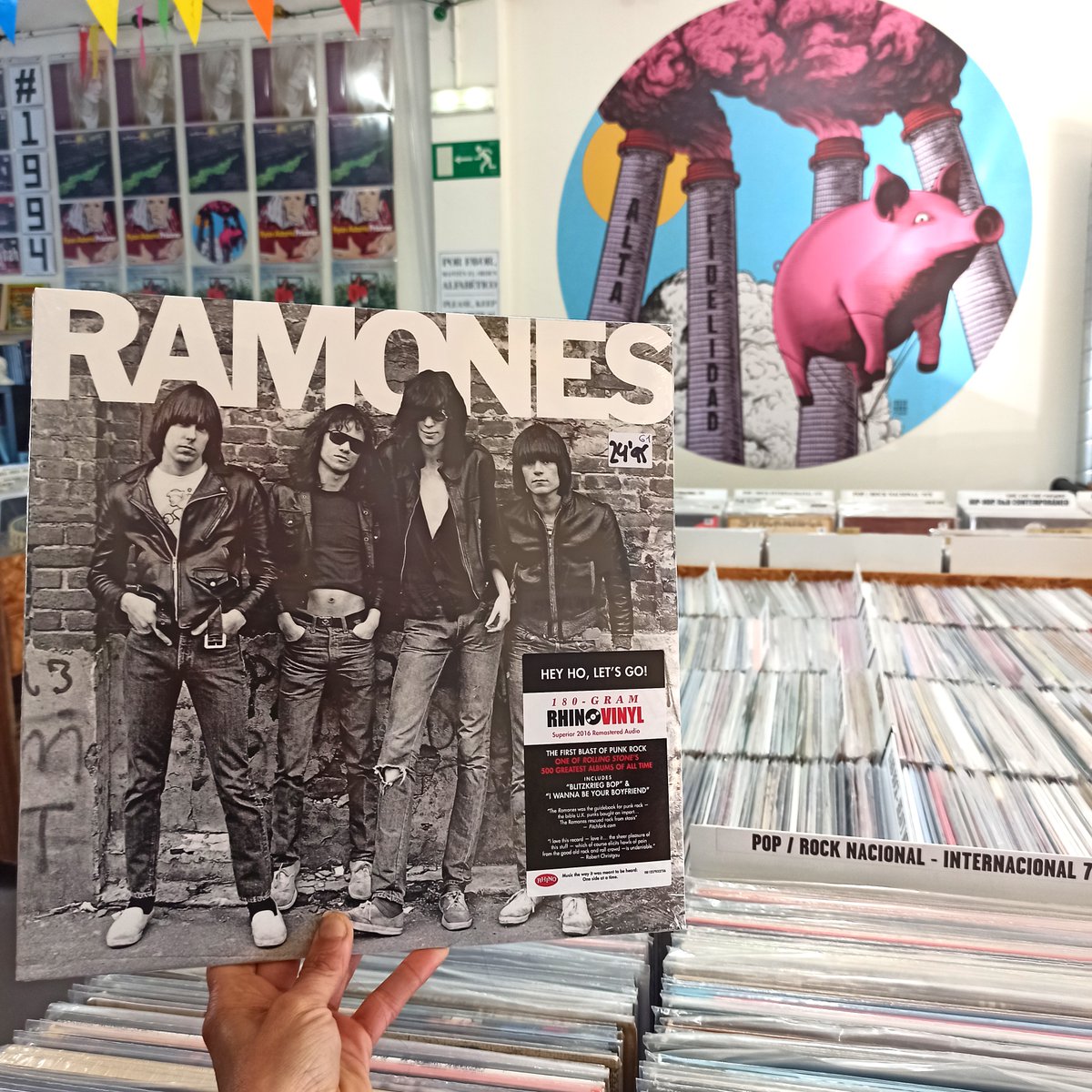 Tal día como hoy hace 48 años se publicó uno de los álbumes más influyentes del  punk y el rock en general #Ramones #discazos #DiscosDeVinilo #TiendaDeDiscos #Vinilos #33rpm #LongPlay #VinylShop #VinylRecords #RecordStore #VinylPorn #Vinyls #VinylLovers #VinylCollector