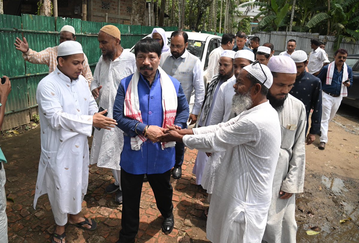 I visited the Al-Zamiatul Islamia Khanqua-E Madani Madrasa at Gobindapur, Cachar district today and cordially met the respected head of the institute, Hazrat Maulana Ahmed Syed Saheb. Hon'ble AGP Working President Shri @keshab_mahanta and other colleagues in the party were
