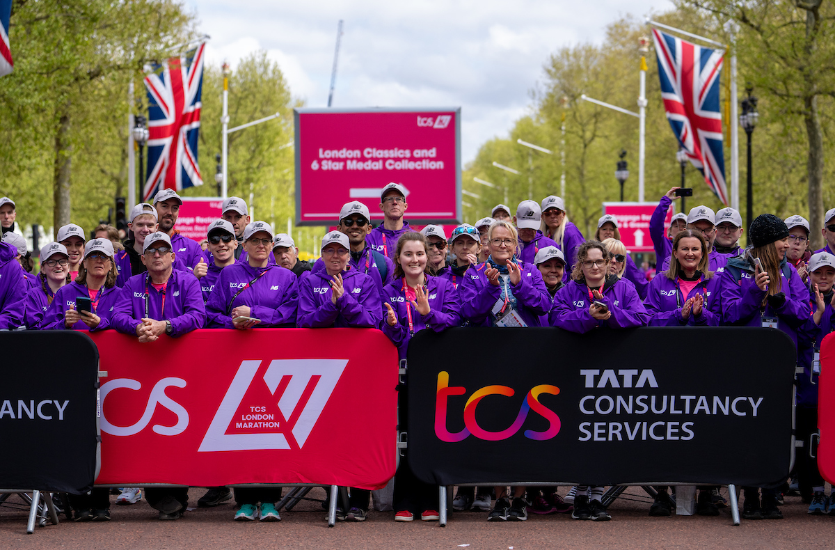The greatest volunteers in the world help make us the greatest marathon in the world! ♥️ Thank you to every volunteer who supported participants on and off the course to contribute towards another unforgettable TCS London Marathon. We couldn't do it without you!