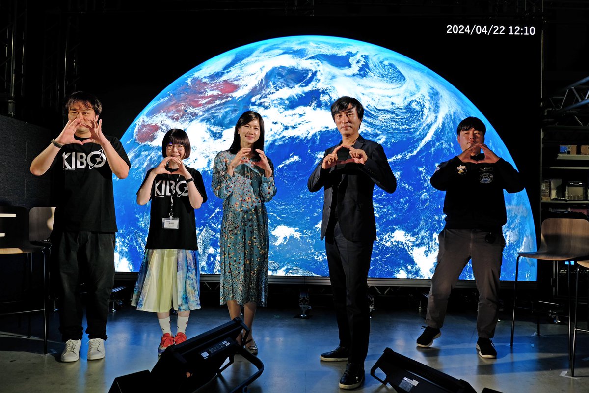 KIBO_SPACE's tweet photo. ＼\ 💙✨＃アースデイライブ、参加してくれてありがとうございます！！✨💙 /／
本日番組内でご覧いただいた「宇宙の窓」は、来年の万博に向けて、さらなるアップデートを予定しております！
ぜひ来年は大阪・関西万博の河森正治プロデュースパビリオンに足を運んでください！！🌏🙌 https://t.co/IbMVrXgvaG