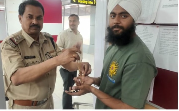 A passenger namely Jaspreet Singh expressed gratitude & happiness on getting back his lost gold chain worth approx Rs 1.5 lakh. Appreciated the honesty, integrity and dedicated service of team CISF @ Bagdogra Airport. #CISFTHEHONESTFORCE @HMOIndia @MoCA_GoI @AAI_Official