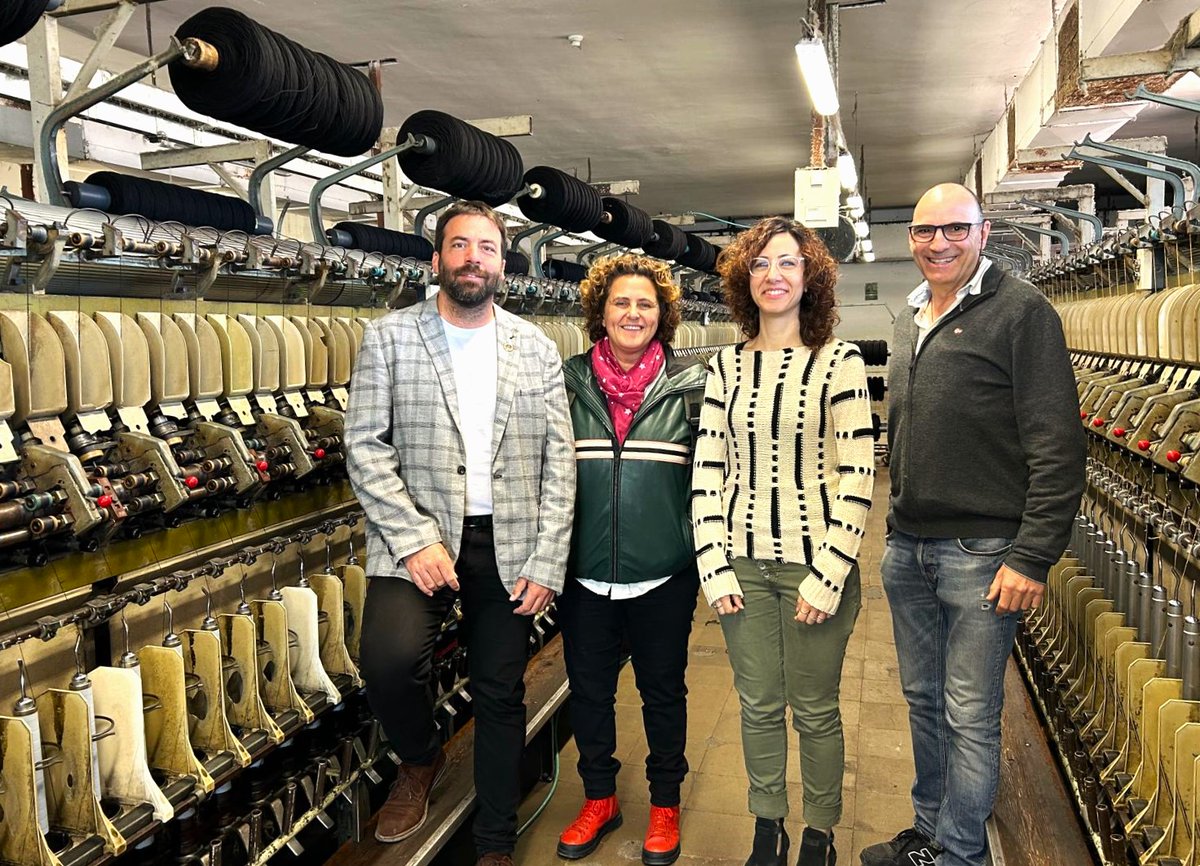 Rebem la visita del Director de l'Agència de Residus, Isaac Peraire; Montse Monedero, tècnica de Prevenció tb de l'ARC i Marta Casadesús (@textils_cat). Amb ells compartim els nostres projectes sostenibles 🌱 basats en innovació ➡️ i #economiacircular ♻️ Gràcies per l'interès!👍🏻