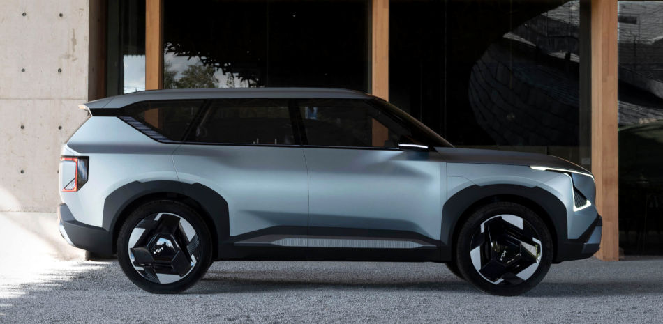 ReviewSpaceInfo's tweet photo. Kia Unveils Pricing and Trim Levels for EV5 in New Zealand: https://t.co/QBbLAk6Zt0
#Kia #EV5 #ElectricCrossover #NewZealand #FWD #AWD #ElectricVehicles #Automotive https://t.co/LinGzFtlpW