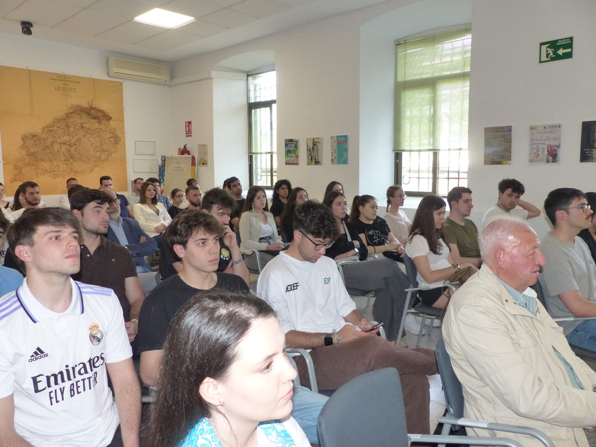 🎖️Subdelegación de @Defensagob de #Caceres ha recorrido el 80% de centros educativos de la provincia 🎯 Objetivo, qué los jóvenes conozcan la labor que realizan las #FuerzasArmadas 👨‍⚕️🧑‍🔧 Cada vez demandan perfiles más cualificados 🎤 Coronel Vicente Lunar 📻 @RTVE_Ext